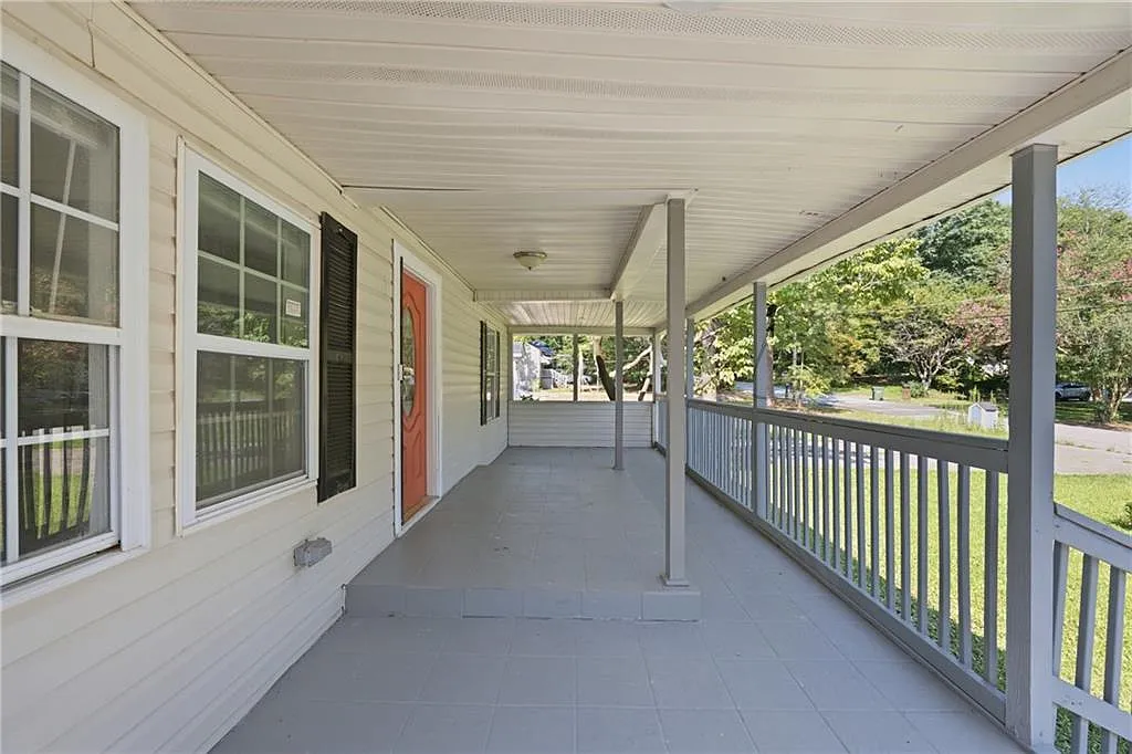 3 bed, 2.0 bath, 1350 sqft, $2,000 — Photo 3