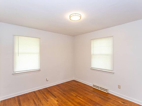 4th image of 1489 Beechwood St NE