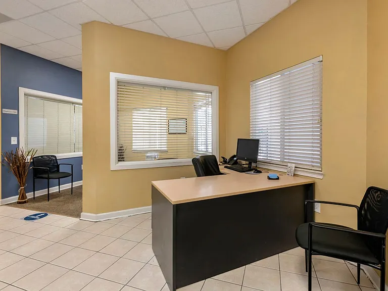 Courtney Manor Apartments — Photo 10