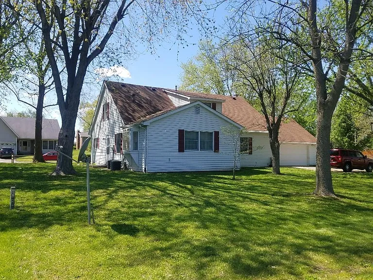 302 Salem St — Photo 2