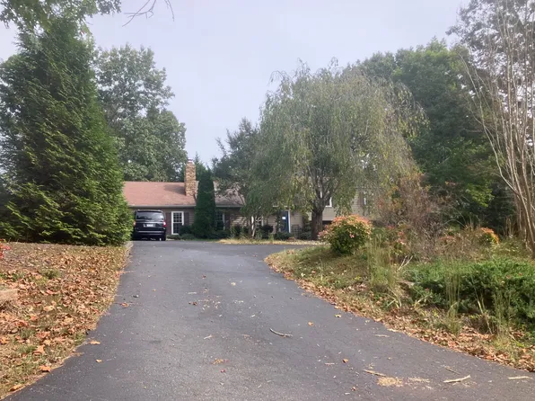 109 Woodville Dr, Forest, VA 24551