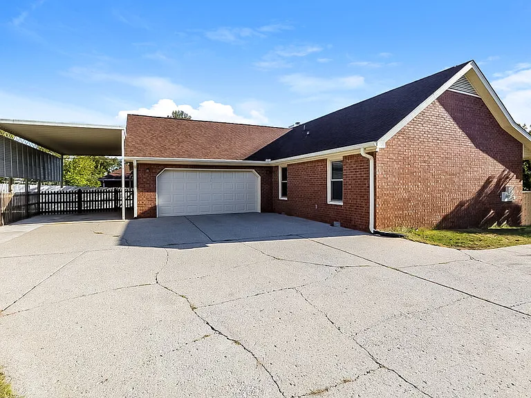 225 Richmond Dr — Photo 16