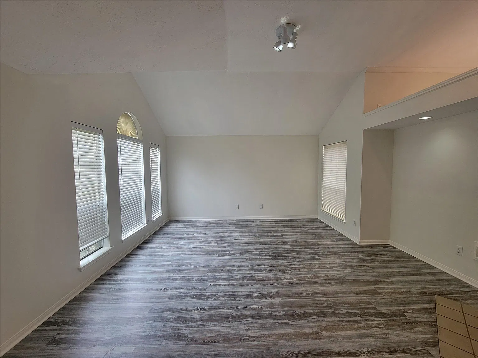 3 bed, 2.0 bath, 1892 sqft, $1,800 — Photo 3