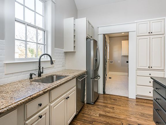 5th image of 407 King St
