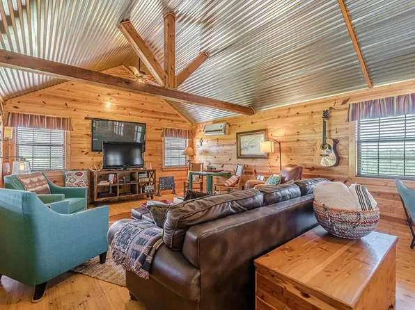 117 Hawk Rd, Fredericksburg, TX 78624