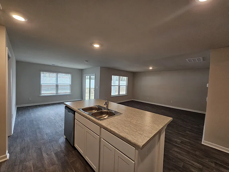 136 Ashworth Dr — Photo 8