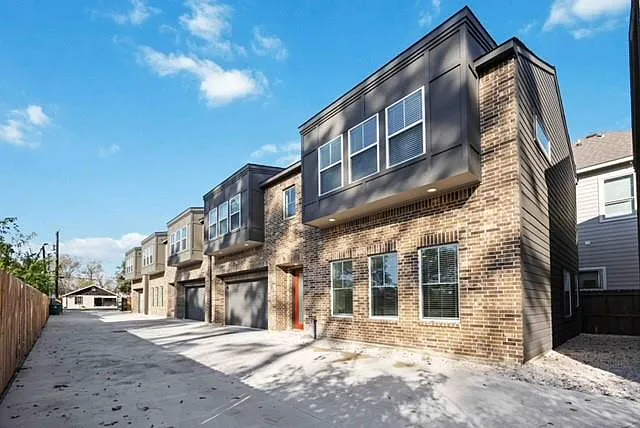3 bed, 2.5 bath, 1814 sqft, $2,100 — Photo 2