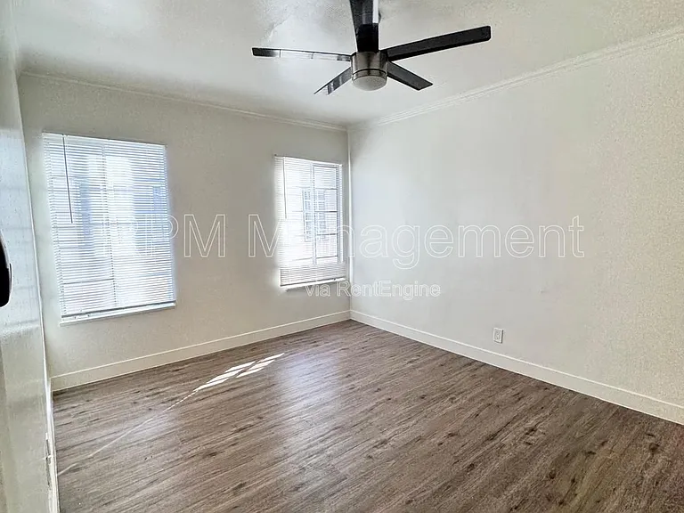 1043 1/2 S Norton Ave — Photo 6
