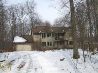 2107 Johns Dr, Brighton, MI