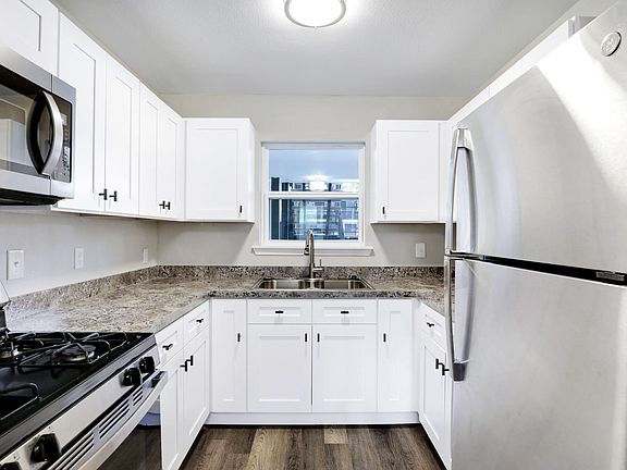 5th image of 2118 Edgehill Dr APT 109