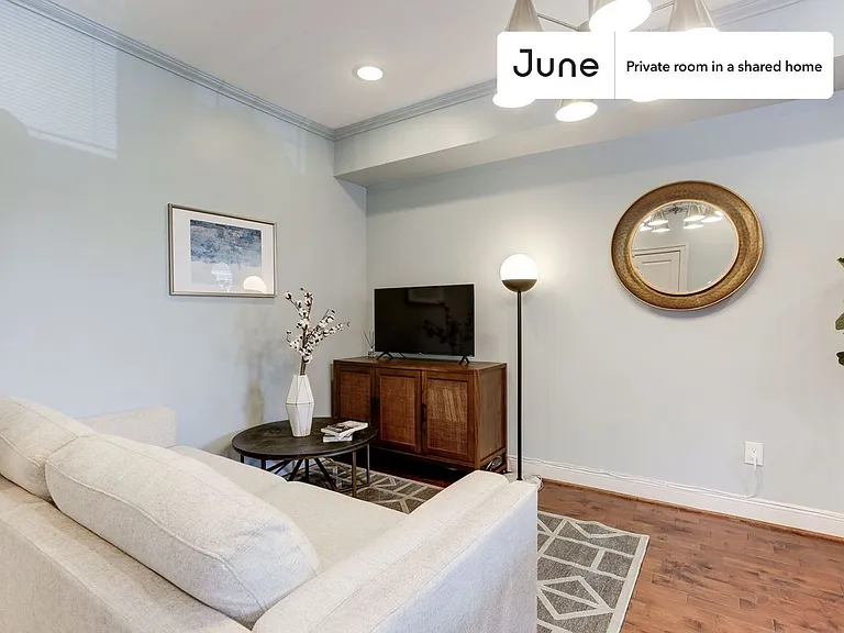 1329 E St NE #A — Photo 9