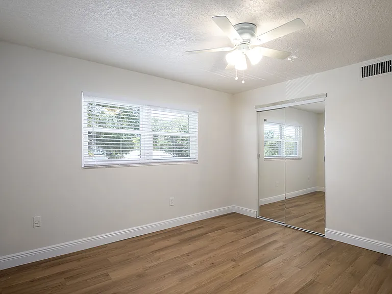 Park Plaza Apartments — Photo 23
