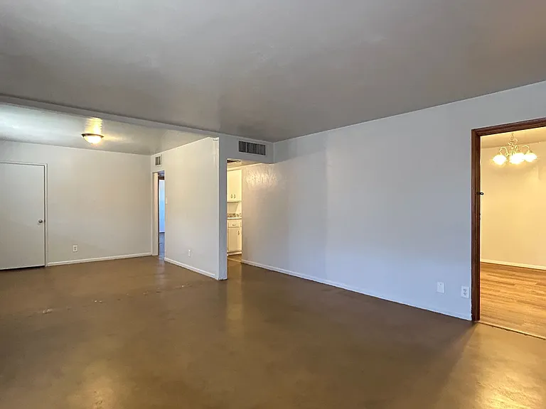 1014 W 17th Pl — Photo 3