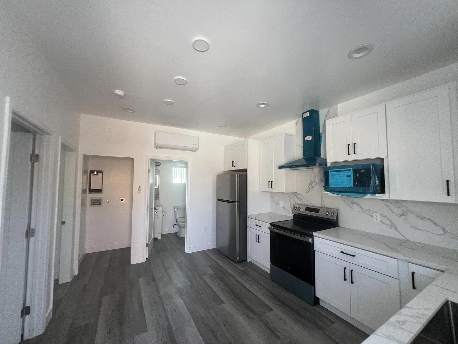 2 bed, 500 sqft, $2,200 — Photo 2