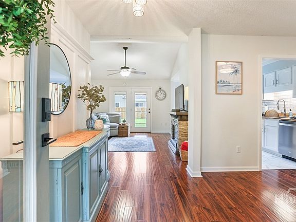 4th image of 109 Woodbury Lane