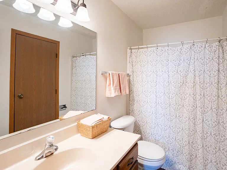 Fargo, ND Cedars 4 Apartments | 21B | Bathroom