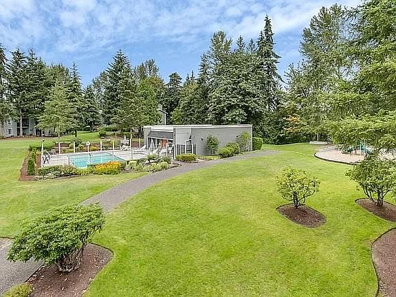 3rd image of 4647 W Lake Sammamish Pkwy SE