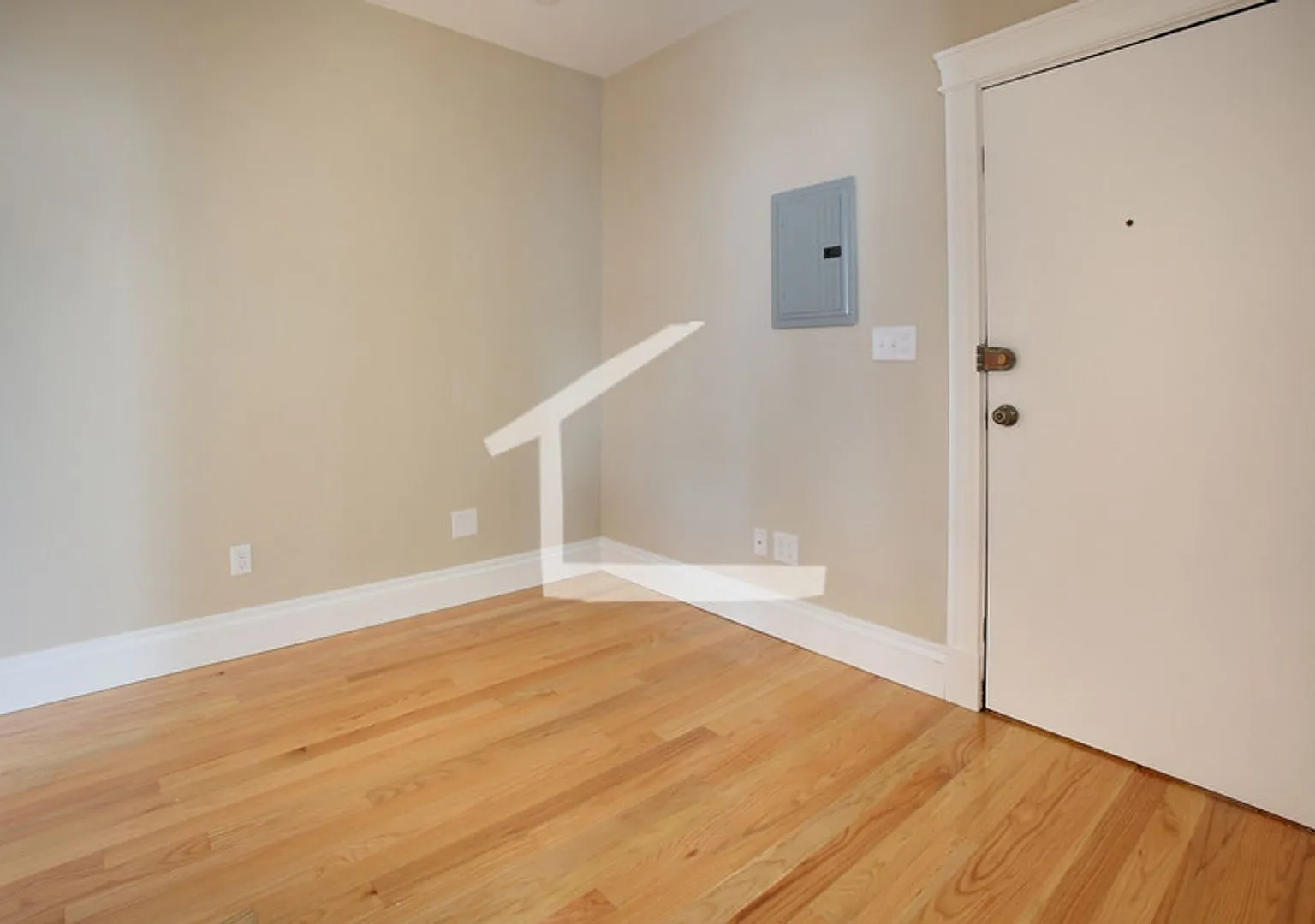 Nice 2 bed steps from Berklee College — Photo 2