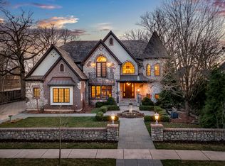 734 Woodlawn Ave, Naperville, IL 60540