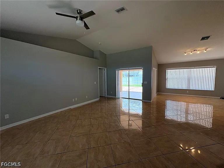 4313 SW 19th Ave — Photo 5