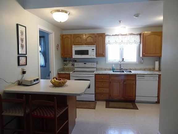 2nd image of 17 Rainbow Dr #17