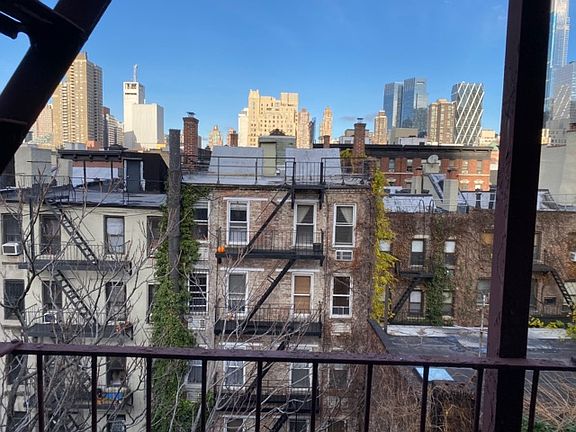 4th image of 429 W 45th St #5RE