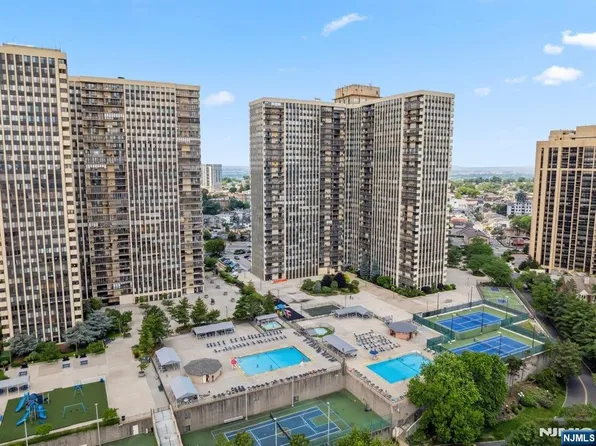 300 Winston Dr, Cliffside Park, NJ 07010
