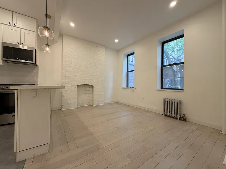 211 E 11th St #7 — Photo 1
