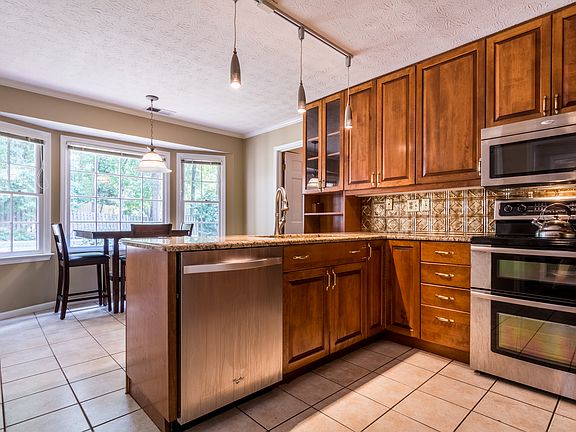 5th image of 2720 Country Ln