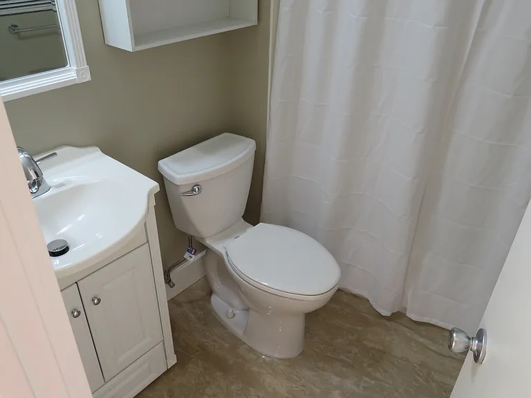 Claremont Towers Apartments — Photo 19