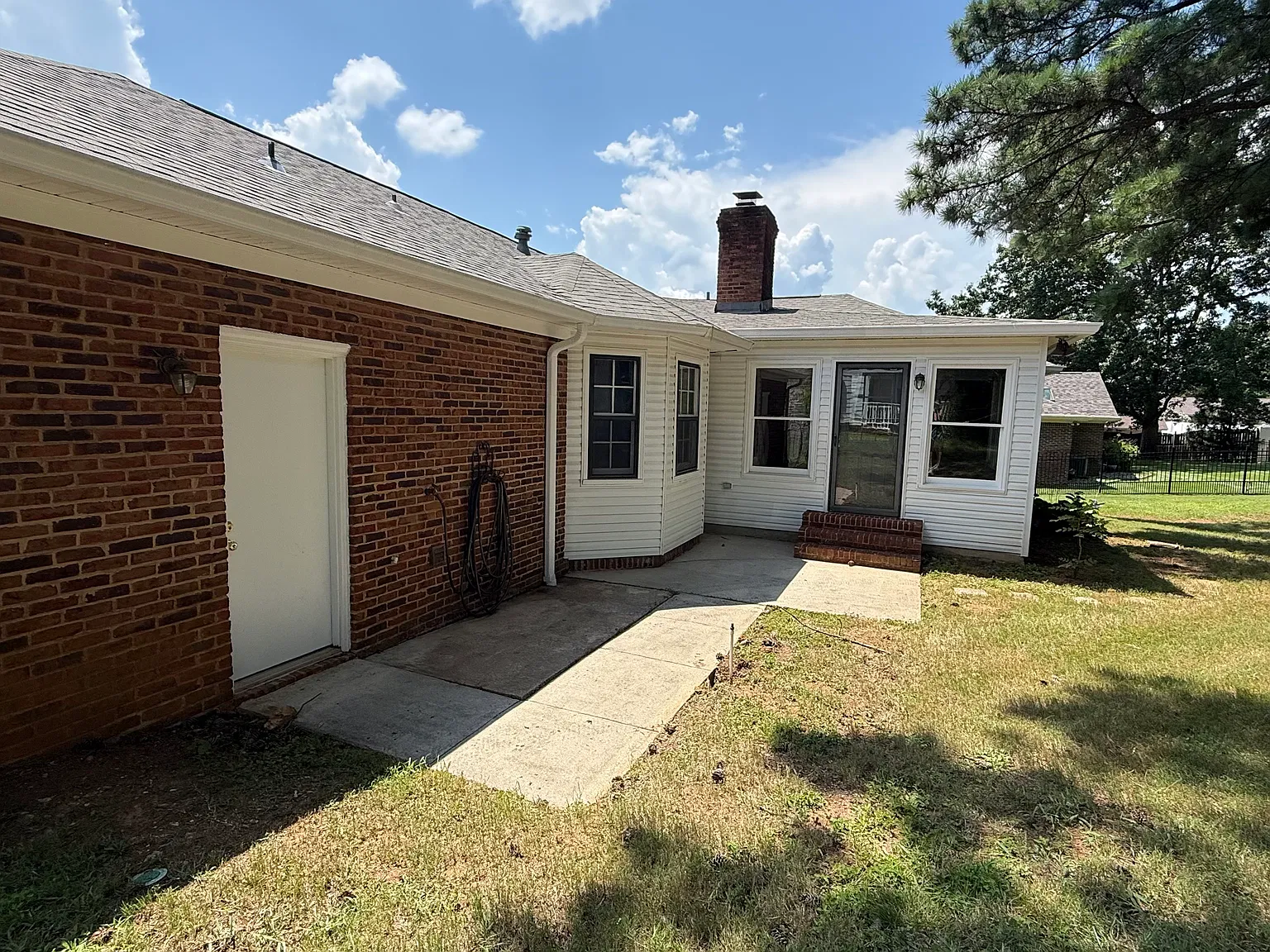 4 bed, 2400 sqft, $2,500 — Photo 3