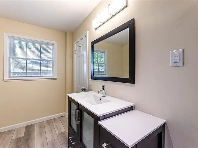 1704 Emilie Ln — Photo 10