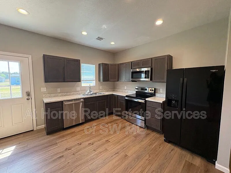 3 bed, 2.0 bath, $1,605 — Photo 3