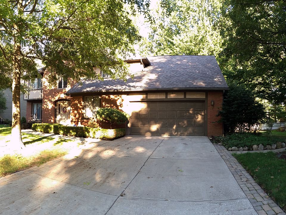 1st image of 208 Woodedge Cir W