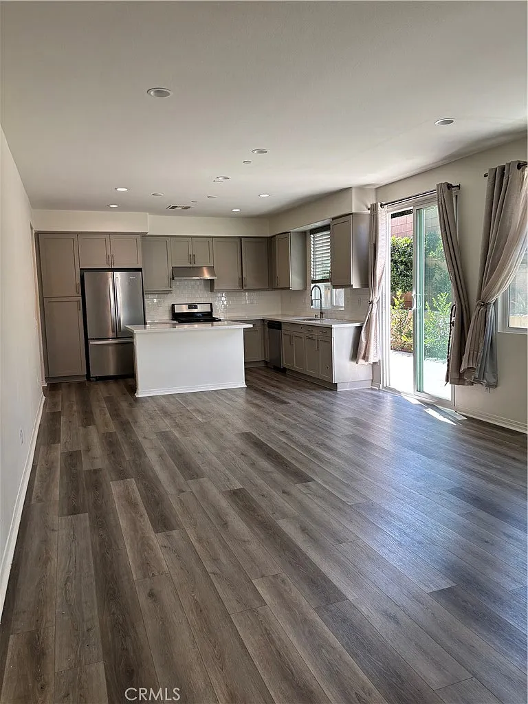 3 bed, 3.5 bath, 1740 sqft, $3,400 — Photo 2