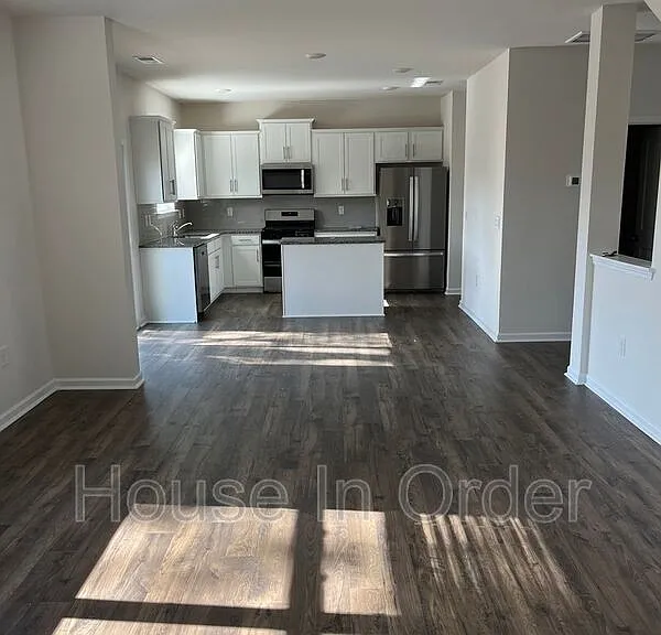 732 Fountain Park Blvd — Photo 3