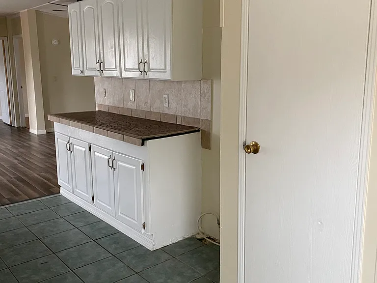 4043 NW 40th Ter — Photo 11