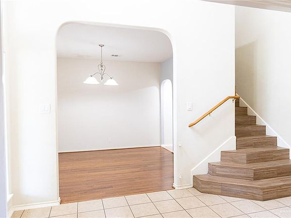 3rd image of 3012 San Sebastian St
