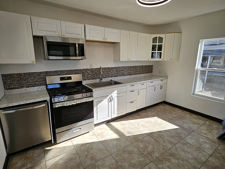 302 Windsor St #1 — Photo 5