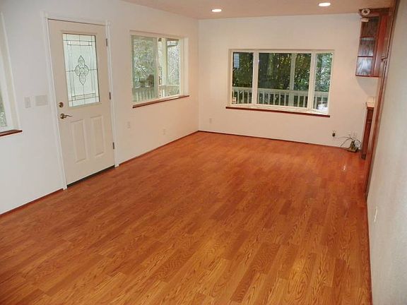 5th image of 202 Lakeview Dr