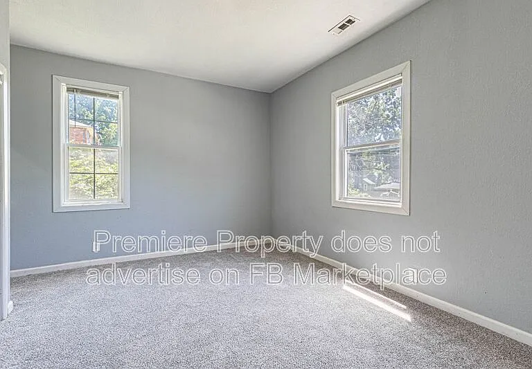 912 E Frederick St — Photo 8