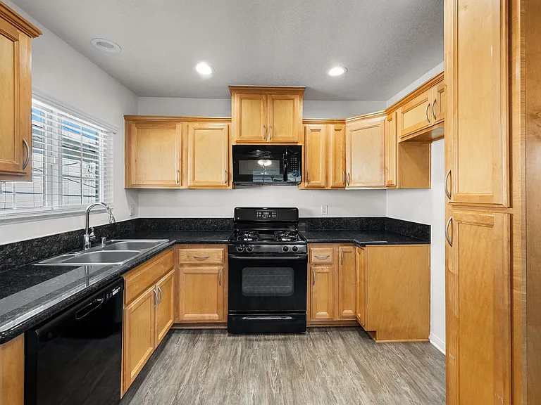 Pointe Pacific Apartment Homes — Photo 7