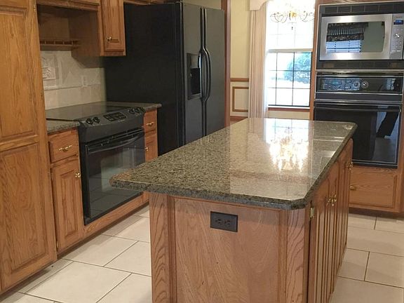 Center isle- great home for entertaining