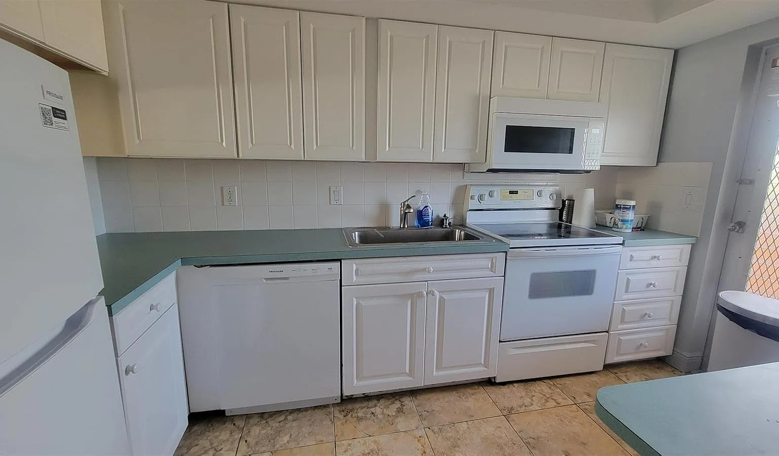 2 bed, 2.0 bath, 984 sqft, $1,900 — Photo 1