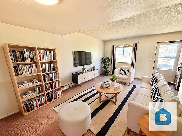 2 Bedroom/1.5 Bath in Great Location! — Photo 7