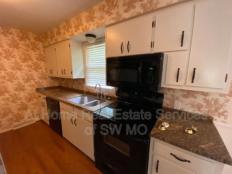 2027 S Kentwood Ave — Photo 6