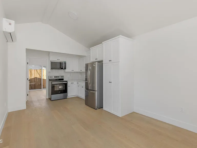 1537 Wesley Ave — Photo 2