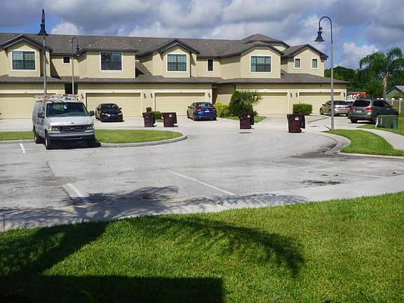 3rd image of 2324 Seven Oaks Dr
