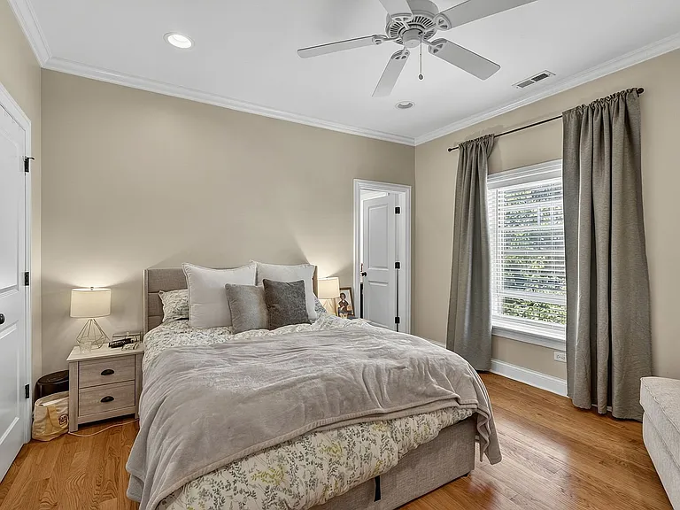 Hinman Court Condos — Photo 36