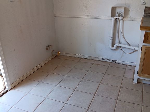 5th image of 910 W Texas Ave